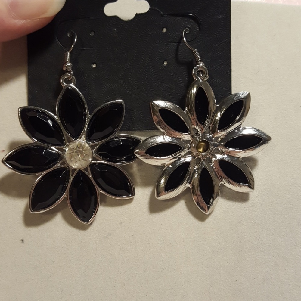 🆑️NWOT Charles Klein black flower earrings - Picture 3 of 3